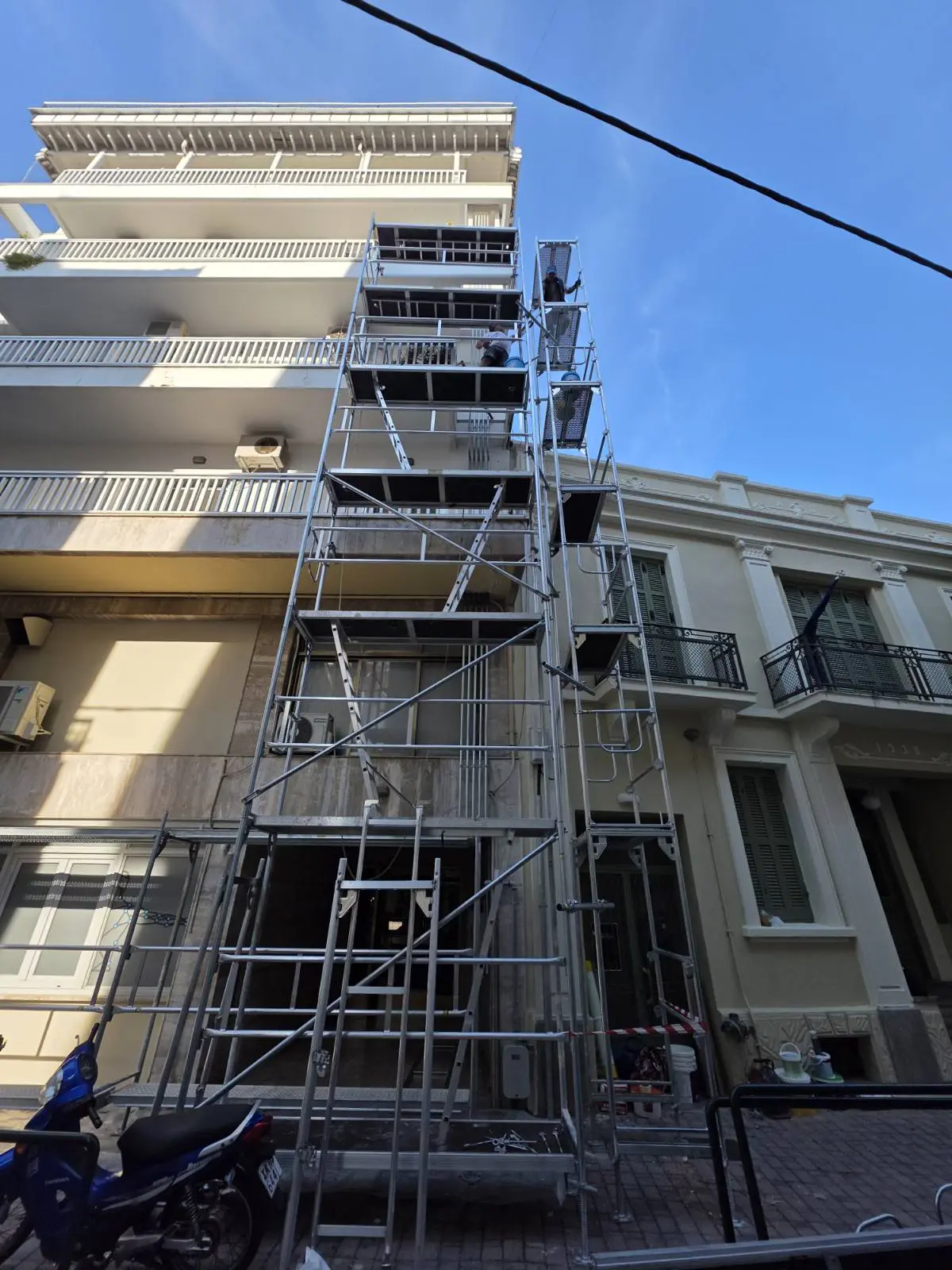 Σκαλωσιά σε στενή όψη